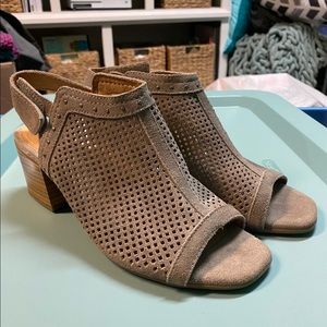 Women’s heeled sandals